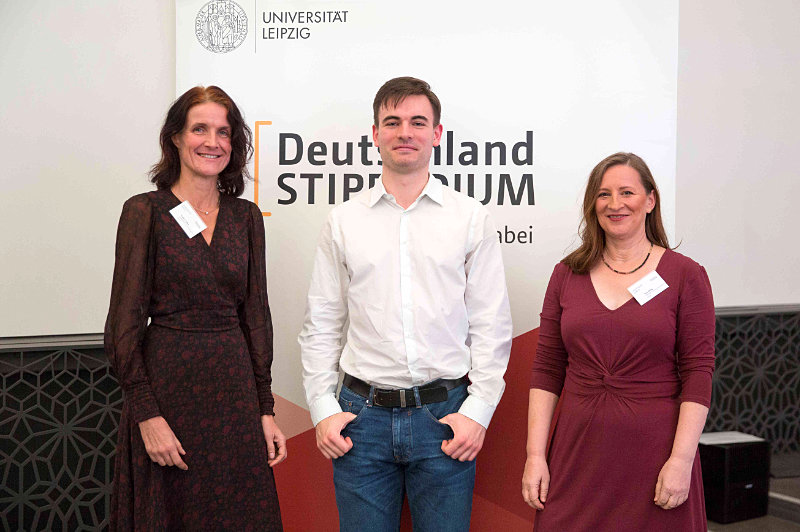 Eveyln Kolbe (CEO OBERMEYER Project Management) und Ines Uhlig mit Robert Perl bei der feierlichen Stipendiatsübergabe an der Universität Leipzig